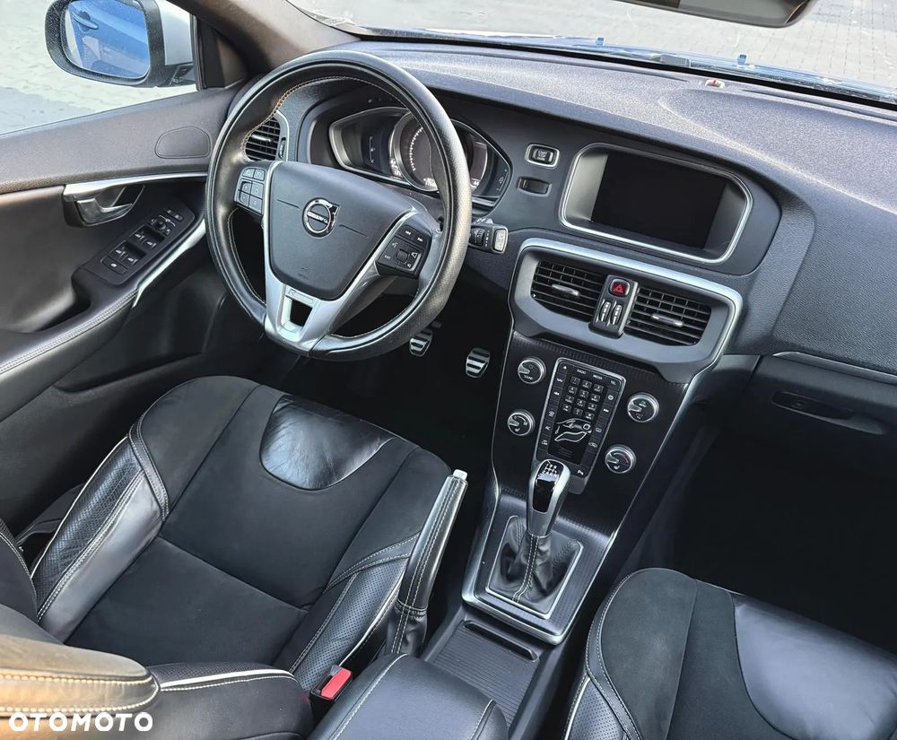 Volvo V40 D3 R-Design - 23