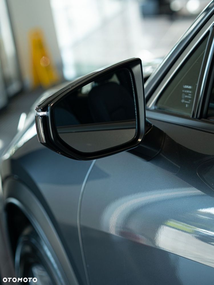 Lexus LBX - 6