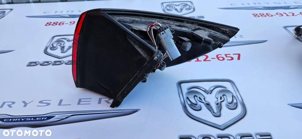Chrysler Pacifica 2016- Lampa tył prawy Lampa tylna prawa P68229028AA Lampa tył lewy Lampa tylna lewa P68229029AA IDEALNE Żarówki W21/5W ZWYKŁE LAMPY - 5