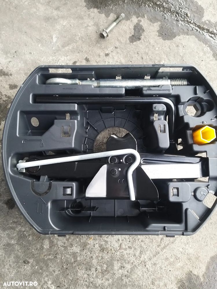 Kit Cric:  Suport Cric Spuma + Cric + Cheie Roatacod: 9817224380 pentru Peugeot 3008 din 2023 2.0 HDI - 1