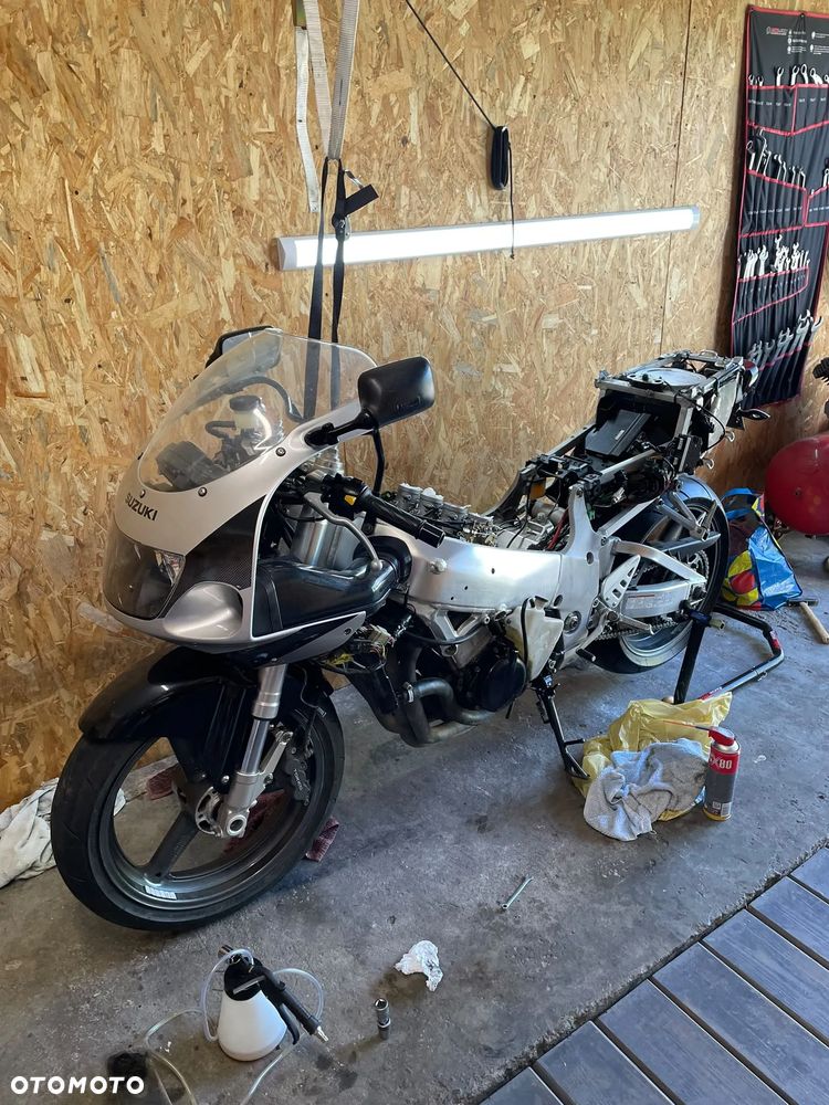 Suzuki GSX-R - 23