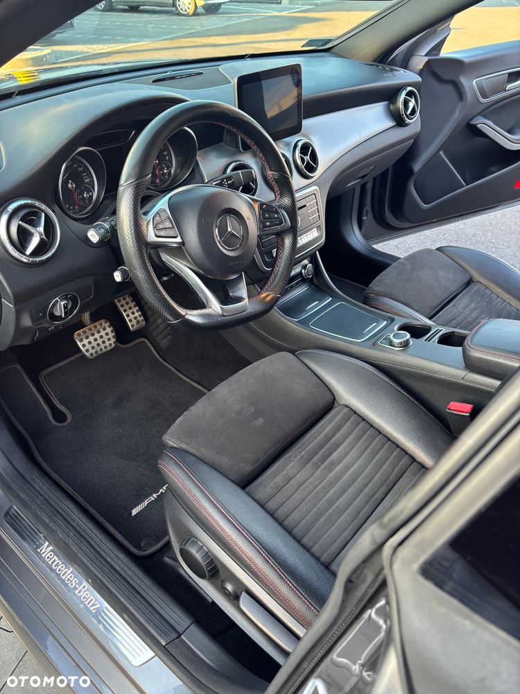 Mercedes-Benz CLA 220 4-Matic AMG Line - 12