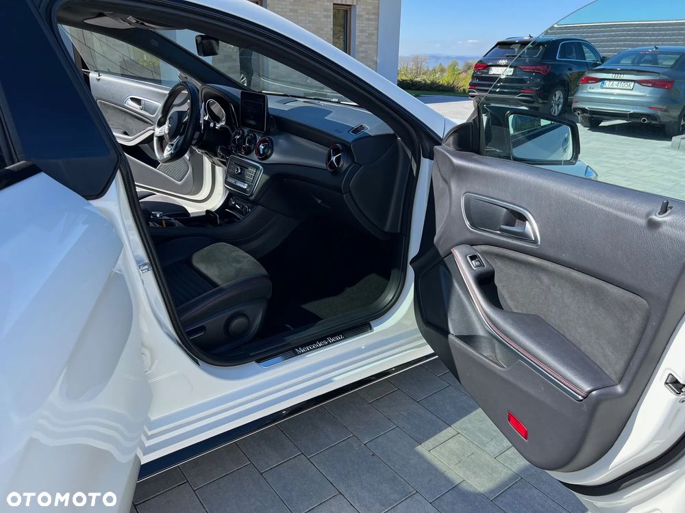 Mercedes-Benz CLA 250 4Matic 7G-DCT Sport - 9