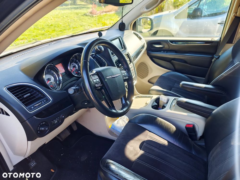 Chrysler Town & Country - 4