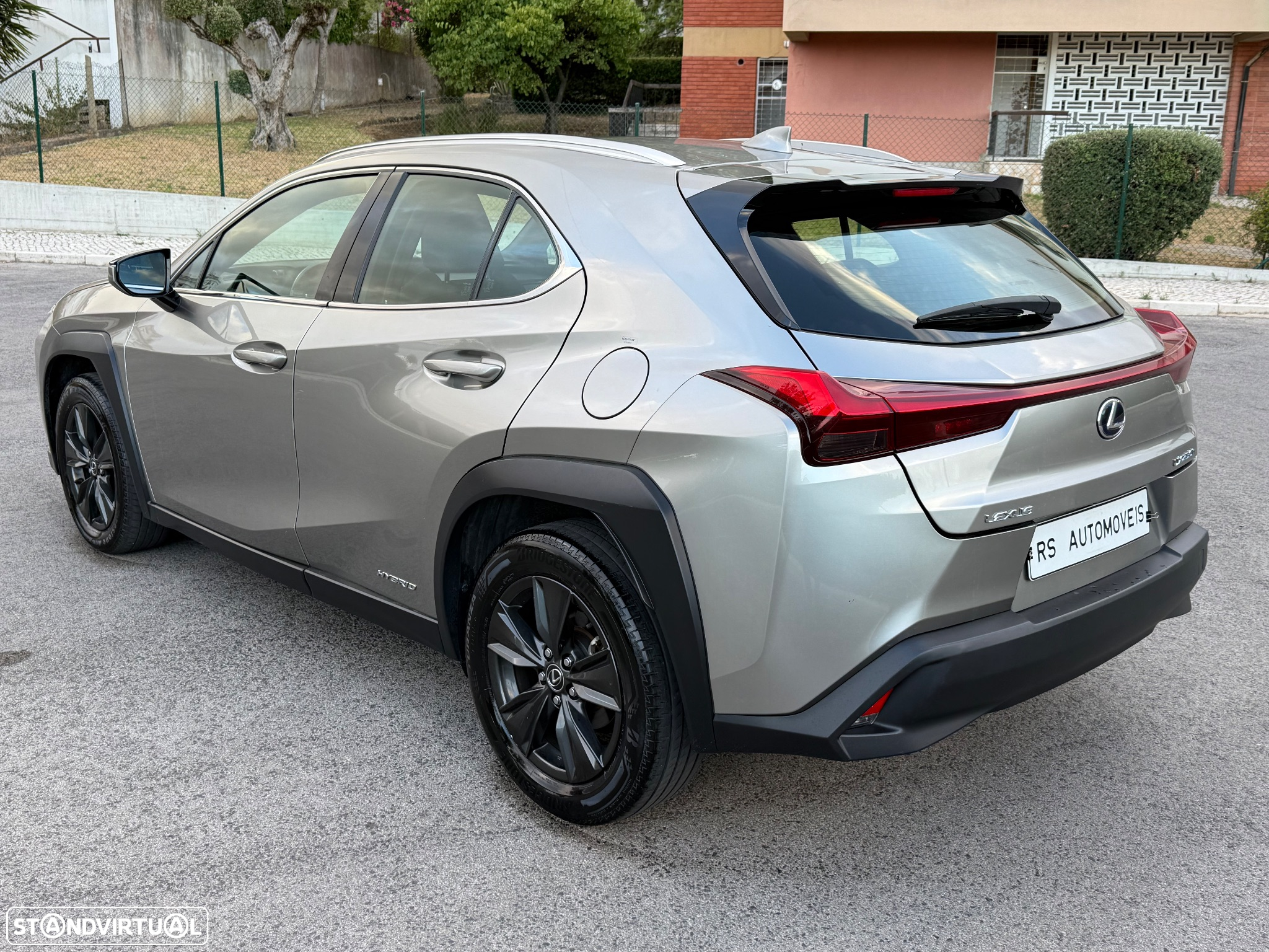 Lexus UX 250h Business - 4