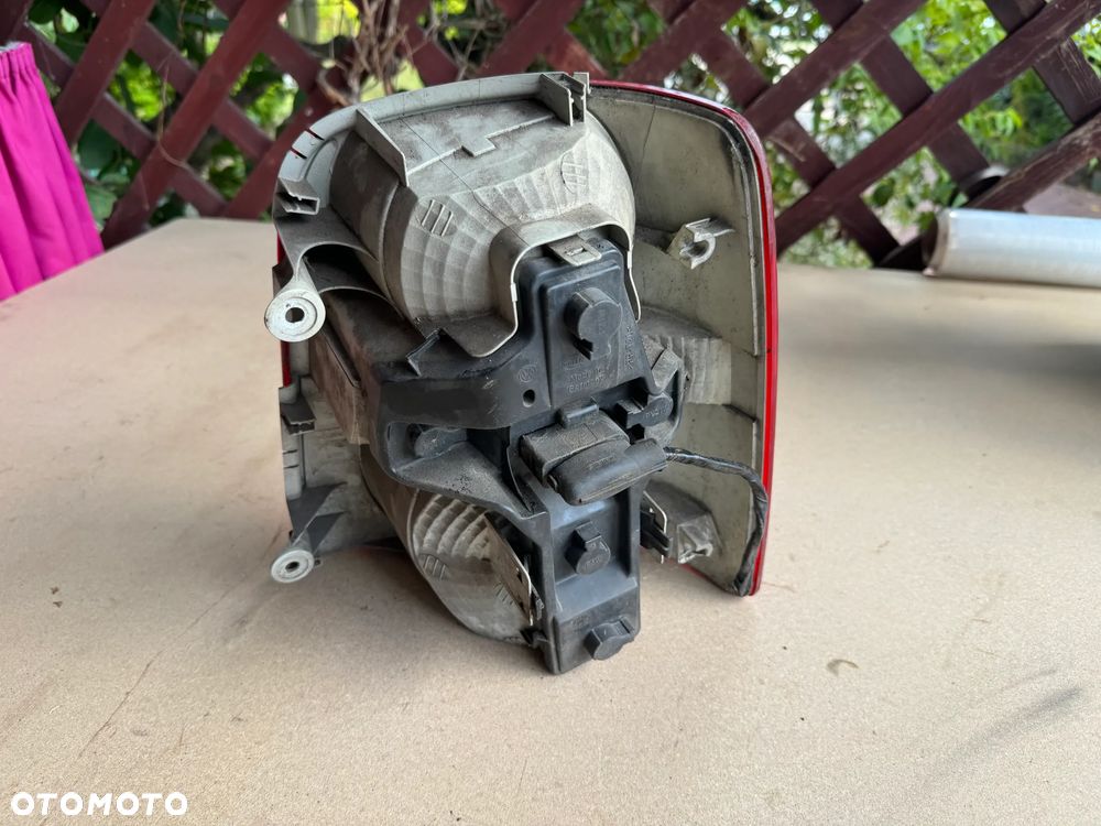 Lampa tylna lewa VW Touran I Europa - 3