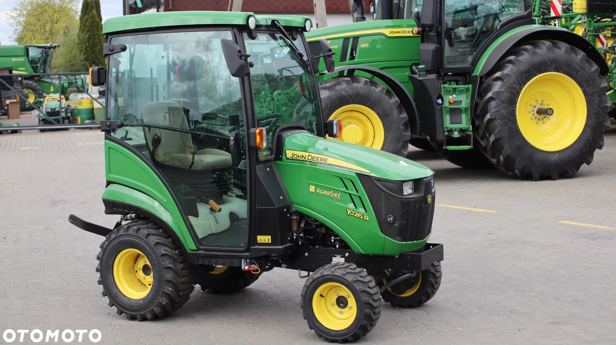 John Deere 1026R - 12