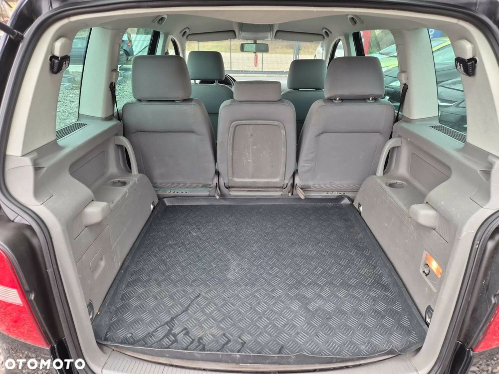 Volkswagen Touran 2.0 FSI Highline - 23