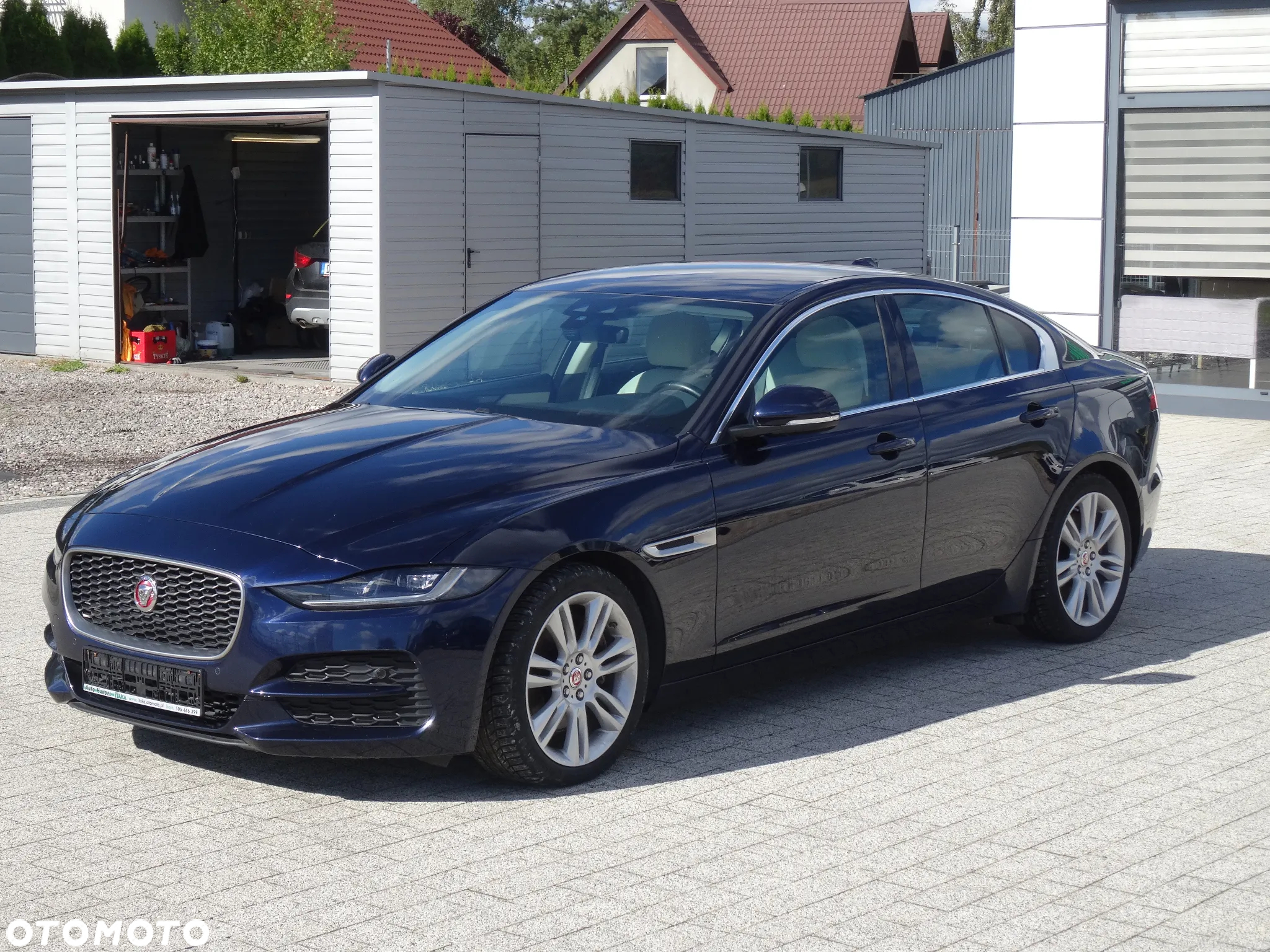 Jaguar XE 2.0 D180 R-Dynamic SE - 2