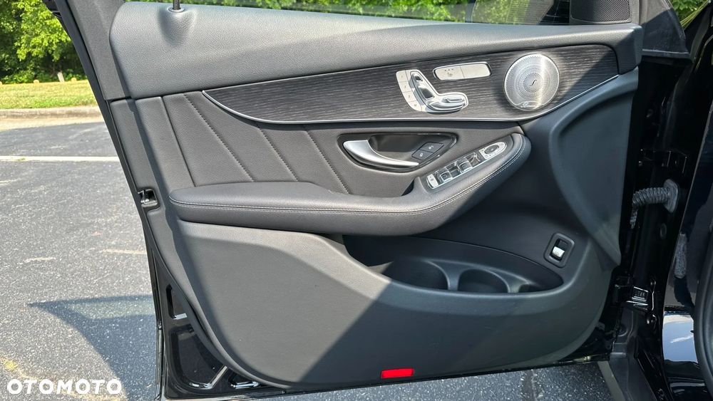 Mercedes-Benz GLC 300 4Matic 9G-TRONIC AMG Line Plus - 24