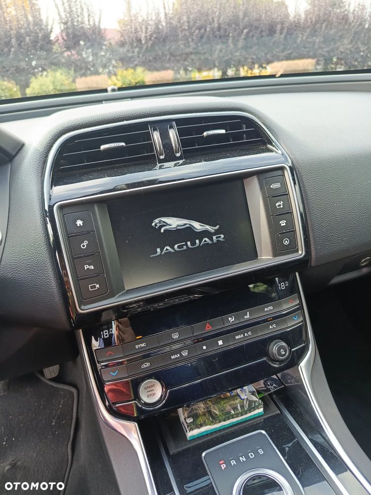 Jaguar XE 2.0 D AWD R-Sport - 11