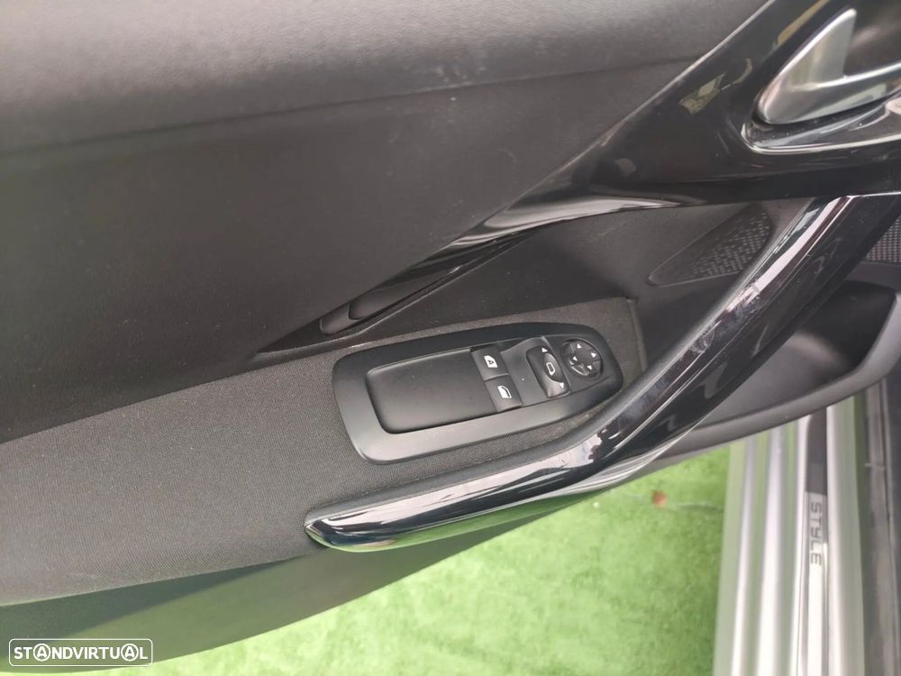 Peugeot 208 1.6 BlueHDi Style - 18