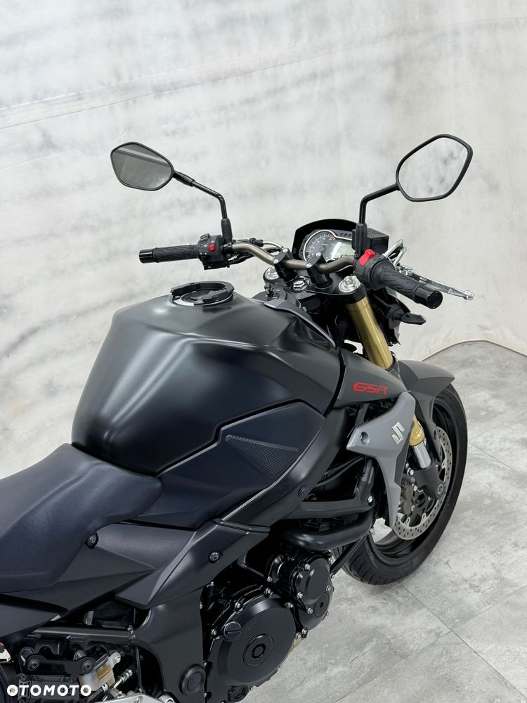 Suzuki GSR - 12