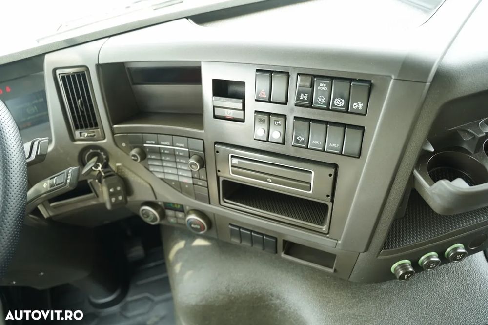 Volvo FMX 460 / 8x4 / BASCULATOR SPATE / CLAPETĂ HIDRAULICĂ / I-SHIFT / PERDĂ ELECTRICĂ / EURO 6 / - 32