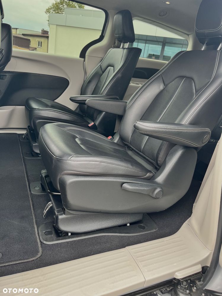 Chrysler Pacifica - 17