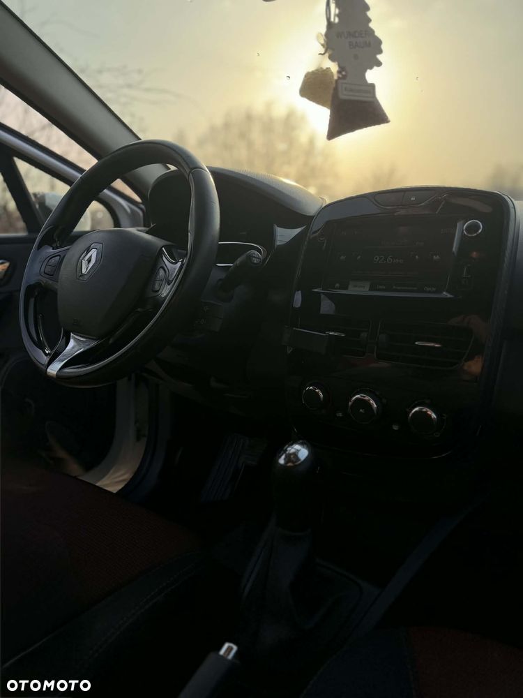 Renault Clio 1.2 16V 75 Life - 8