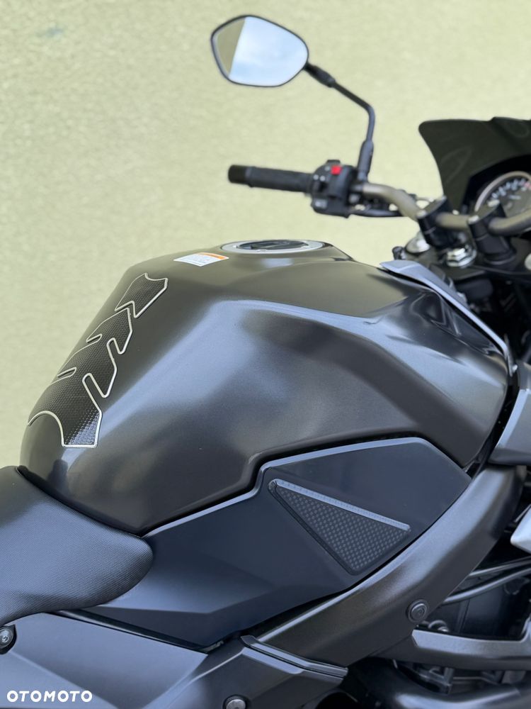 Suzuki GSR - 16