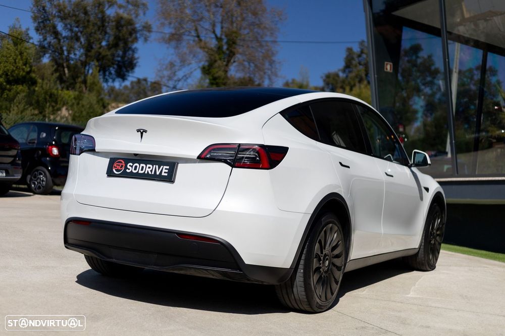 Tesla Model Y Standard RWD - 33