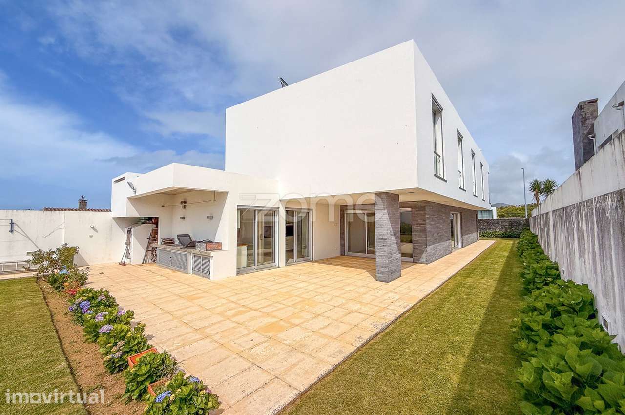 Moradia T4 com garagem, entrada lateral e jardim em Pico da Pedra - Grande imagem: 5/60