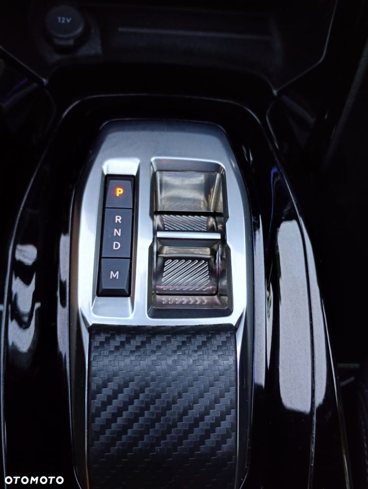 Peugeot 2008 Hybrid 136 e-DSC GT - 16