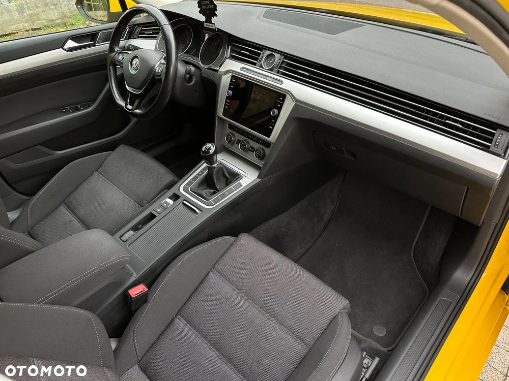 Volkswagen Passat - 25
