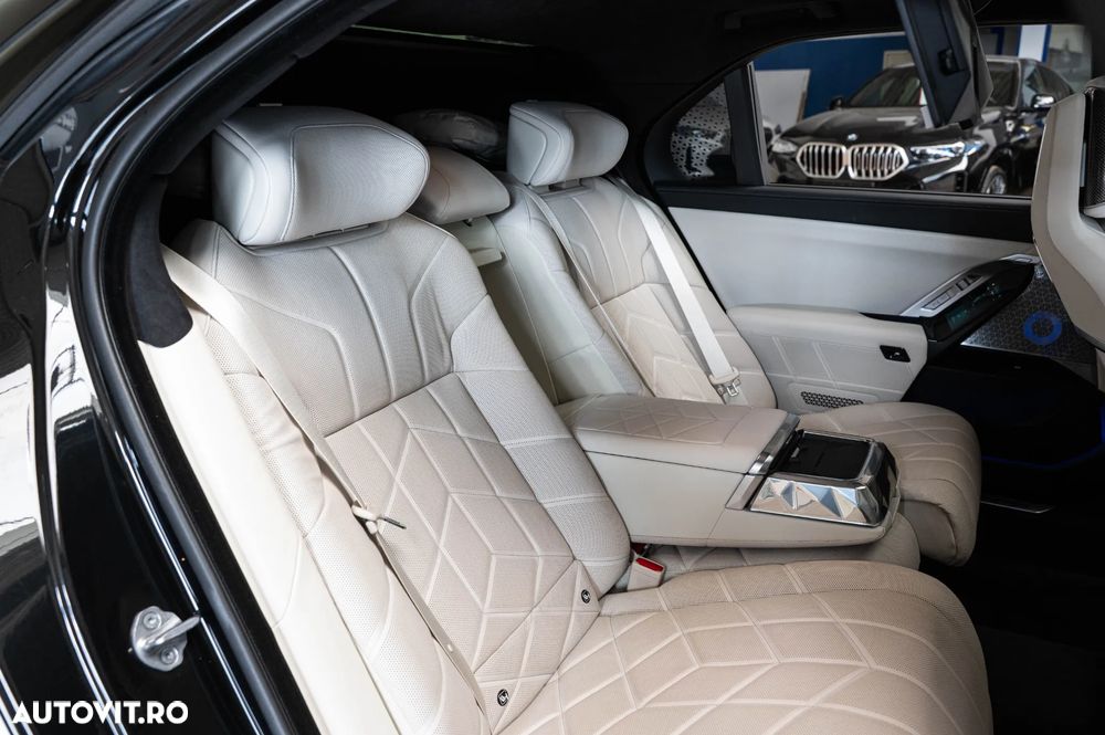 BMW M7 M760e xDrive - 34