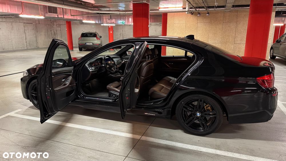 BMW Seria 5 550i xDrive - 10