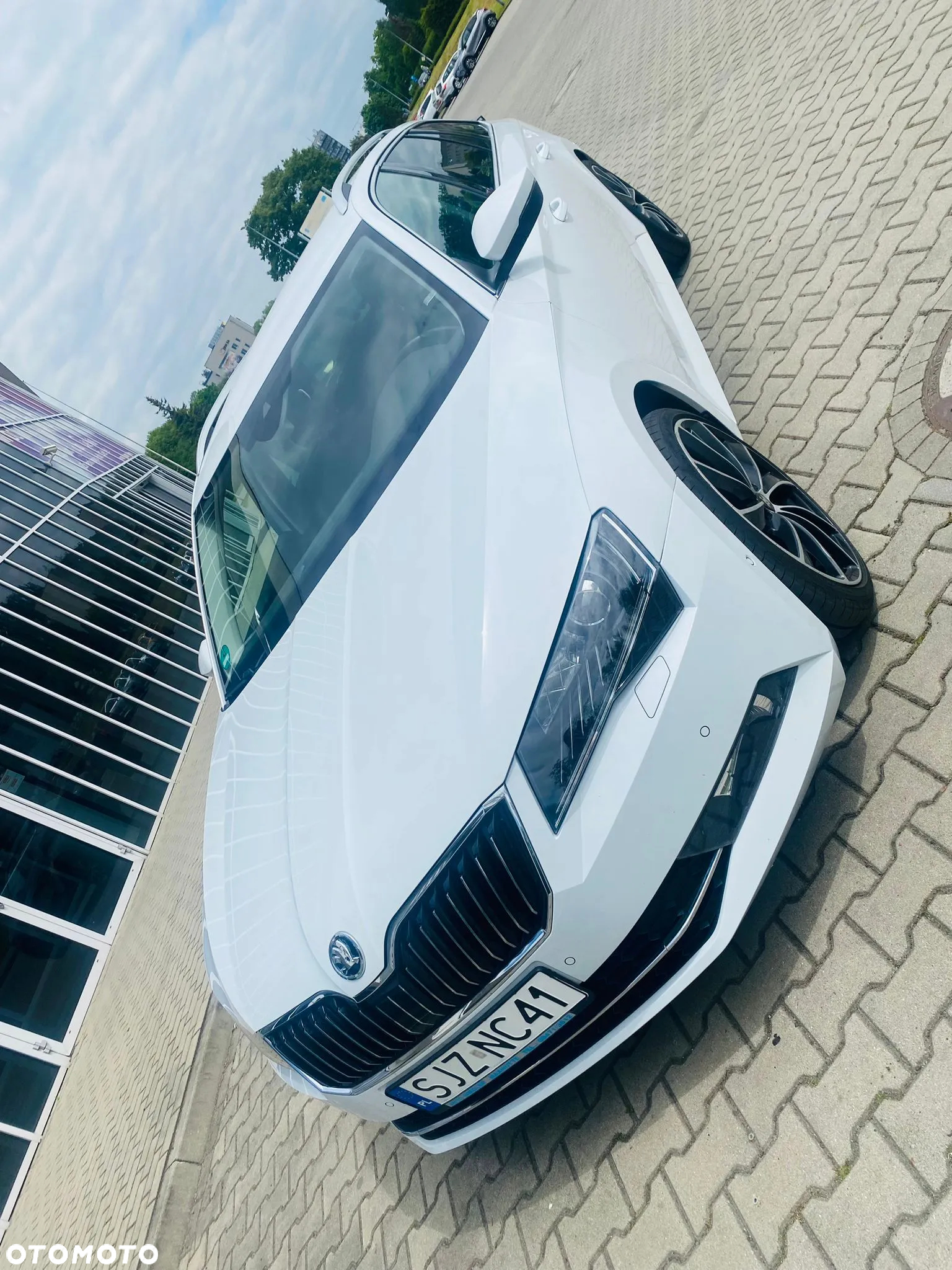 Skoda Superb Combi 2.0 TDI DSG Ambition - 4
