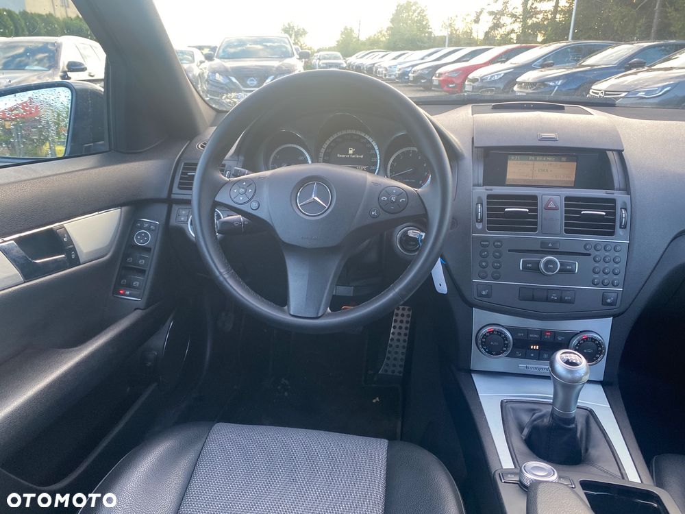 Mercedes-Benz Klasa C 180 CGI BlueEFFICIENCY Avantgarde - 35