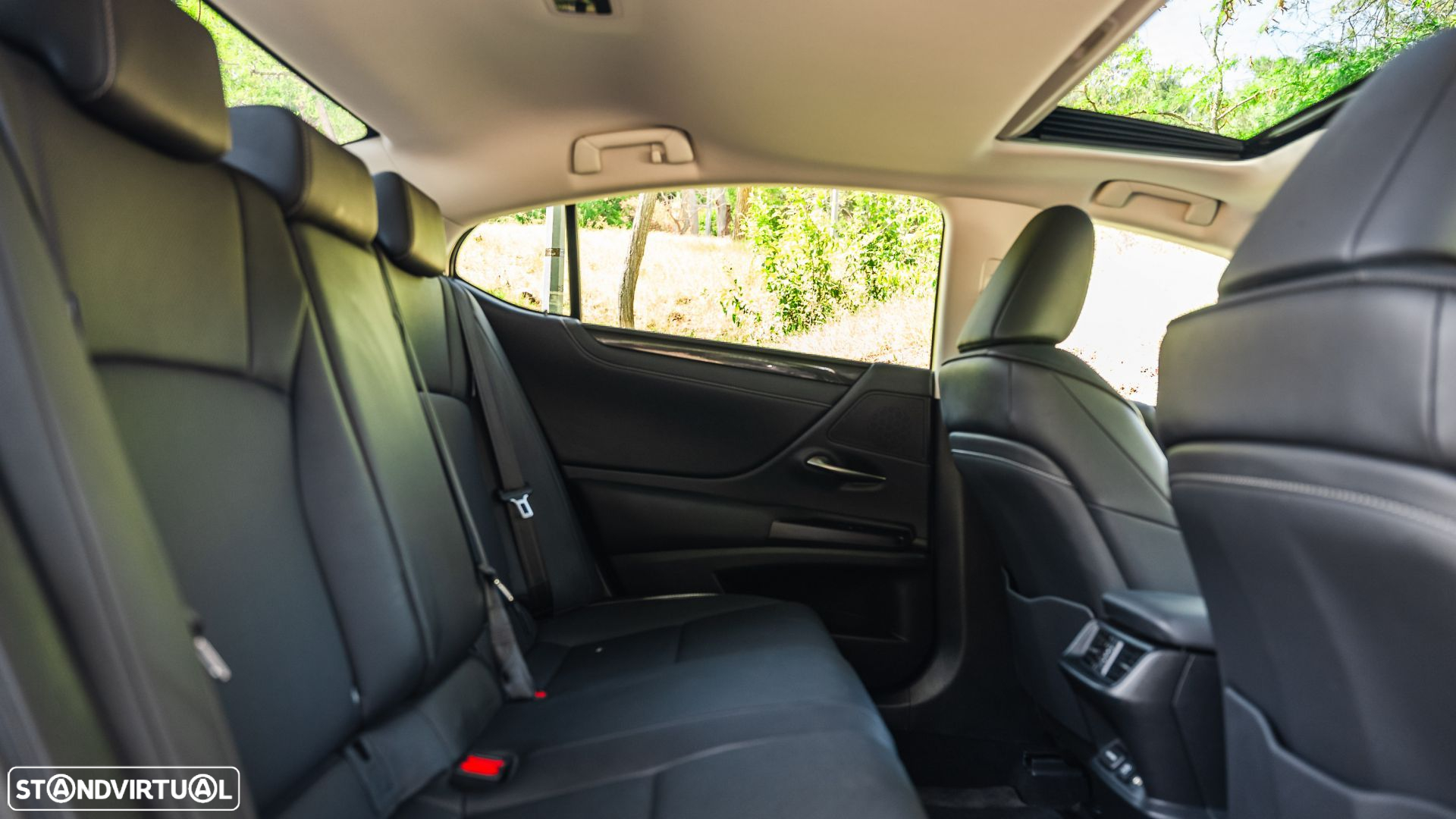Lexus ES 300h Special Edition - 15