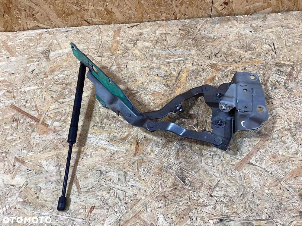 Land Rover Discovery 5 L462 ZAWIAS MASKI PRAWA Hy32-16800 LR080203