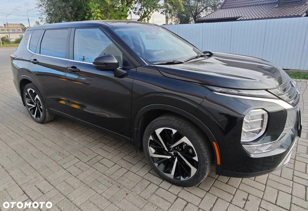 Mitsubishi Outlander - 2