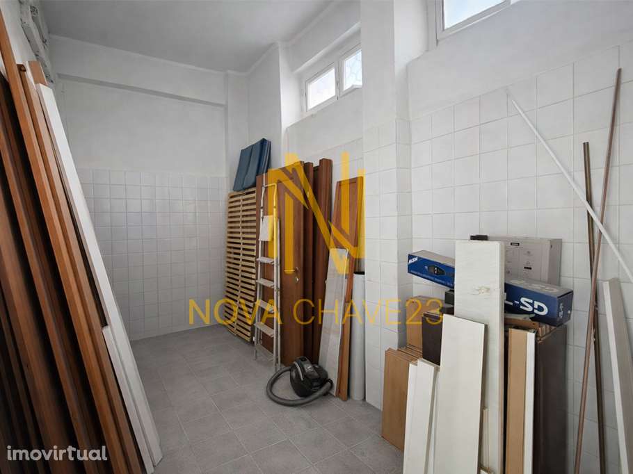 Loja 141m2 | 2 Divisões | 2 WCs | Excelente Potencial de Transformação - Grande imagem: 5/10