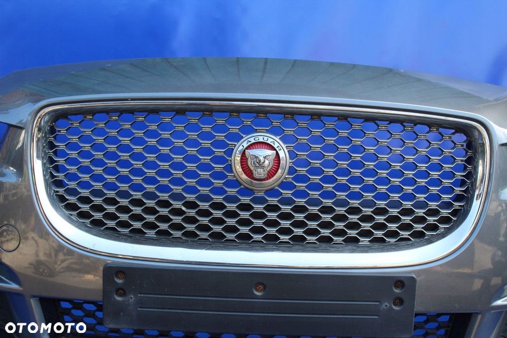 Atrapa chłodnicy grill znaczek emblemat stan BDB OE Jaguar XE X760 - 1
