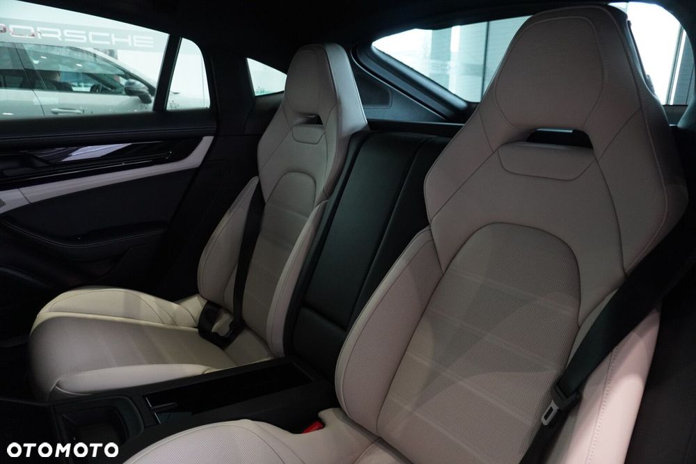 Porsche Panamera 4 - 30
