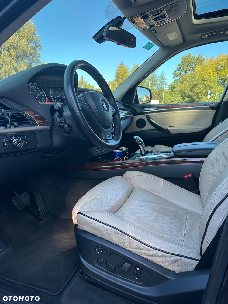 BMW X5 4.8i - 10
