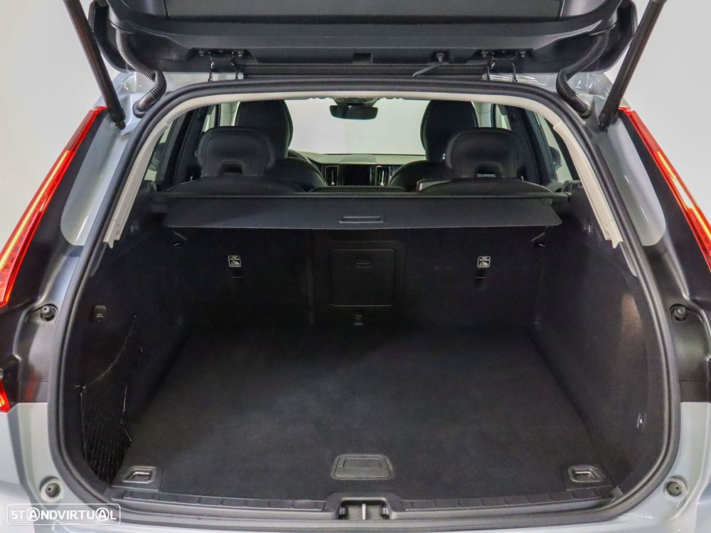 Volvo XC 60 2.0 T6 PHEV Core AWD - 26