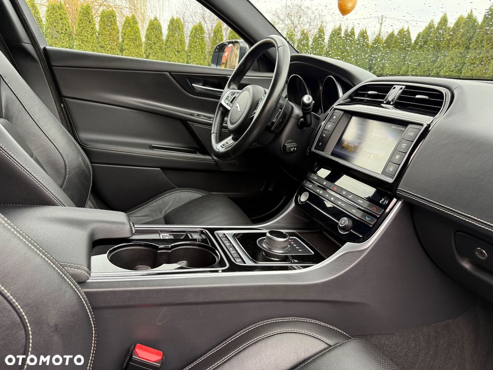 Jaguar XE 20d AWD R-Sport - 37