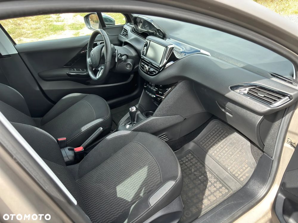 Peugeot 208 - 11