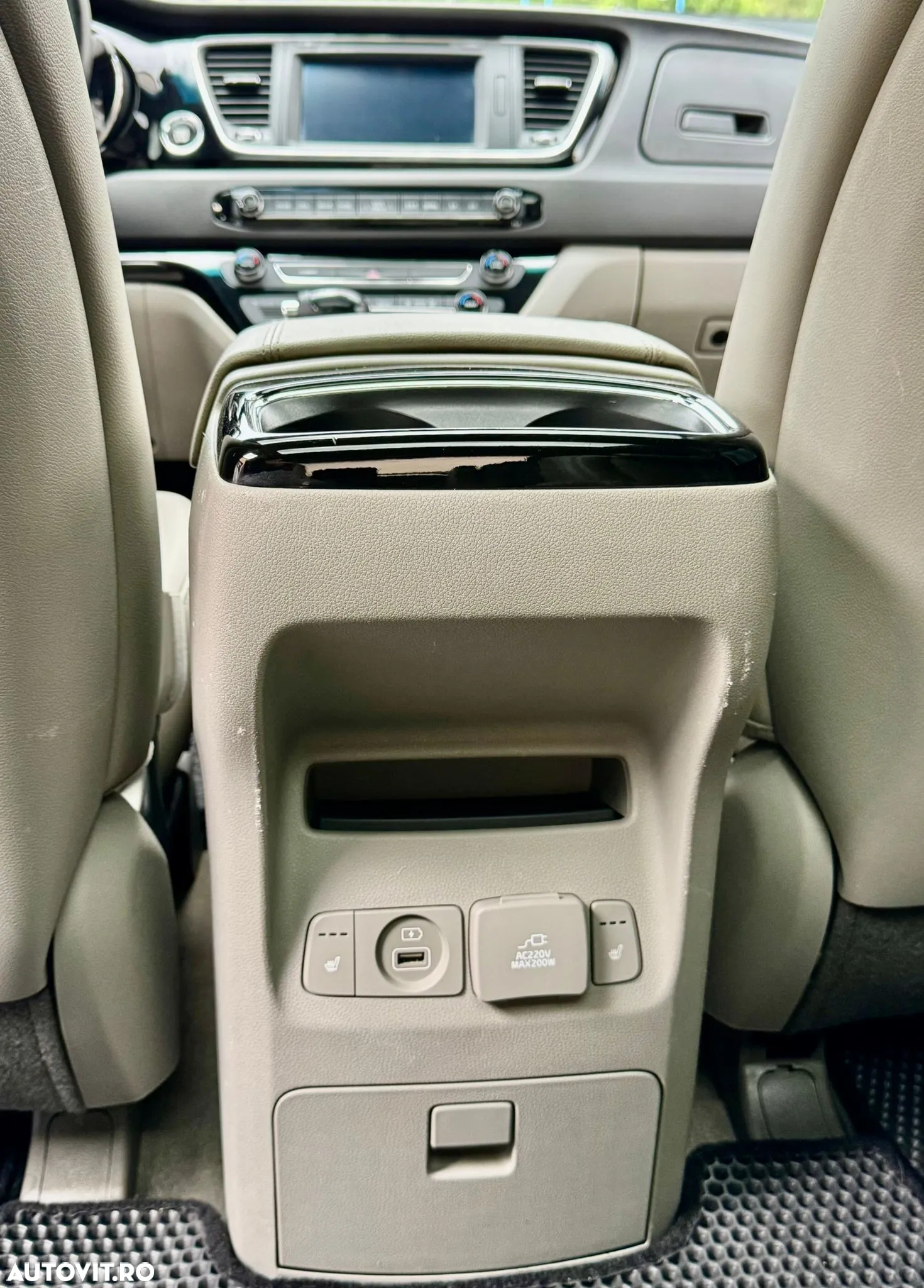 Kia Carnival - 38