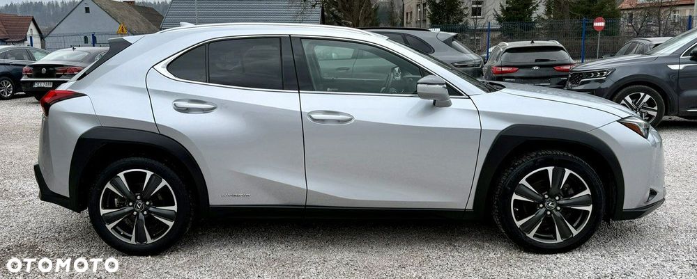Lexus UX - 4