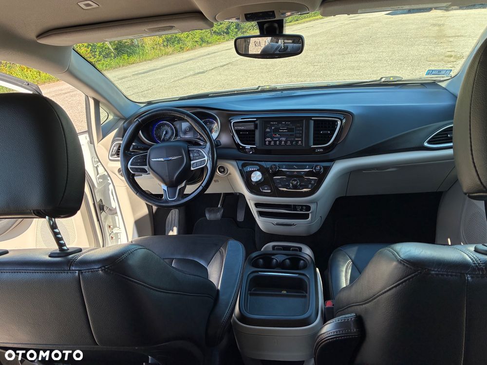 Chrysler Pacifica - 16