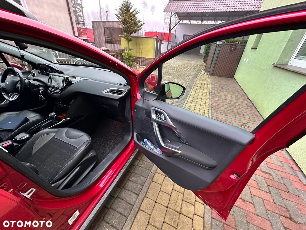 Peugeot 2008 1.2 Pure Tech GPF Allure S&S EAT6 - 17