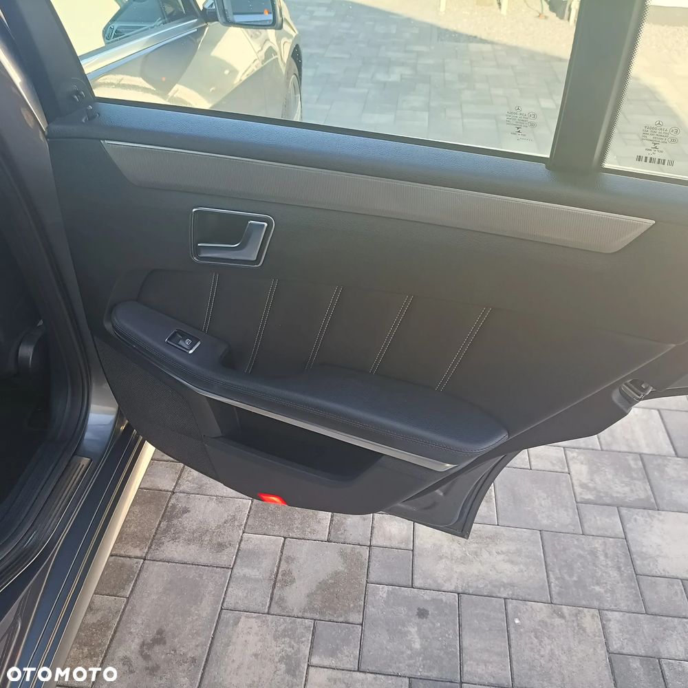 Mercedes-Benz Klasa E 300 T BlueTEC 7G-TRONIC - 34