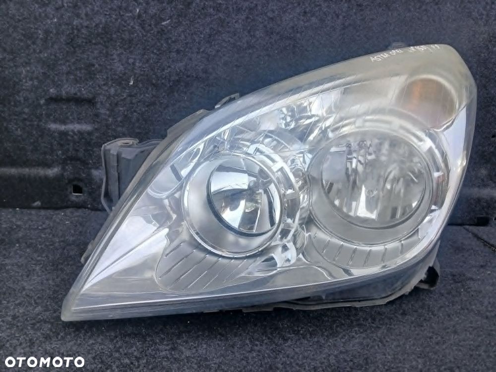 Opel Astra H III Lampa przednia prawa, lewa. - 2