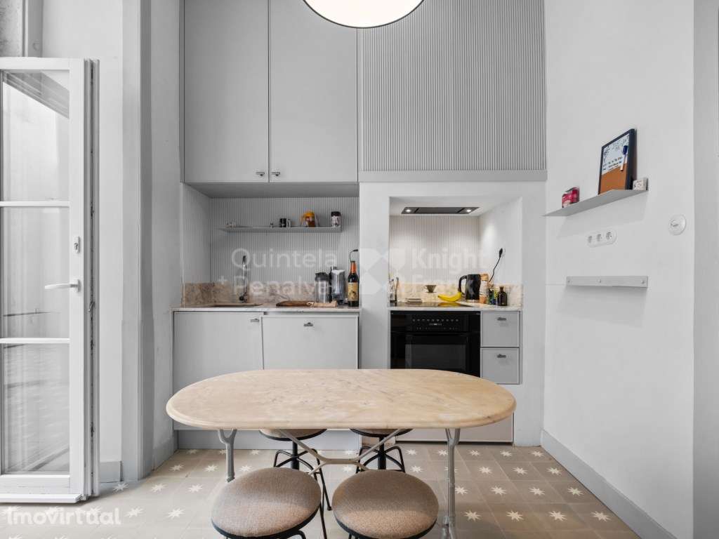 Apartamento T2+1 renovado com logradouro, em Lisboa - Grande imagem: 5/35