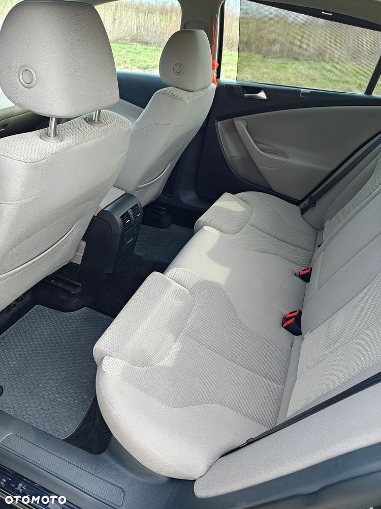 Volkswagen Passat 2.0 TDI Perfectline R-Style - 17