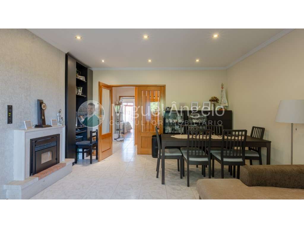 Apartamento T2 R/C c/ terraço e lugar de garagem p/ 2 carros - Grande imagem: 2/30
