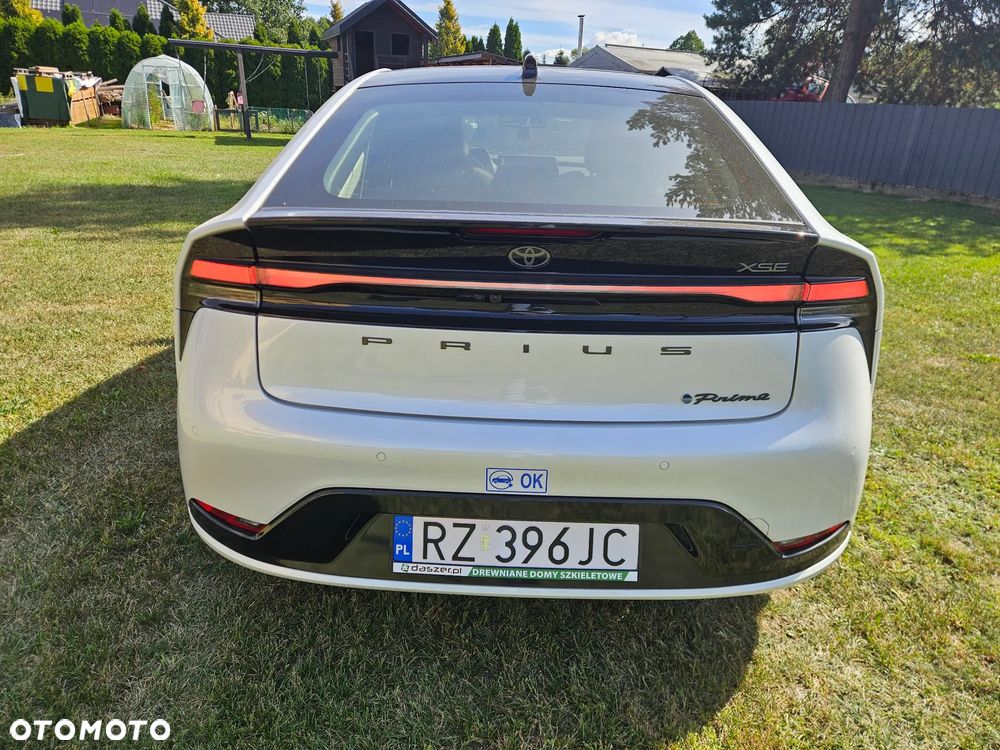 Toyota Prius Hybrid - 4