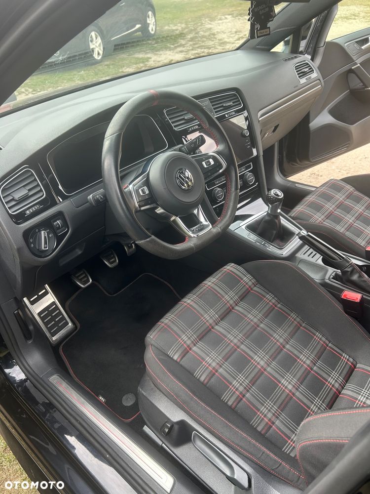 Volkswagen Golf - 11